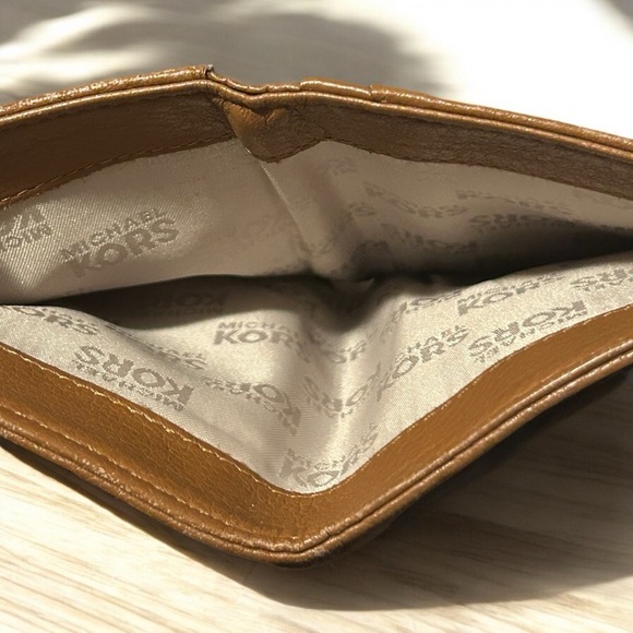 Michael Kors wallet trifold - Picture 5 of 9